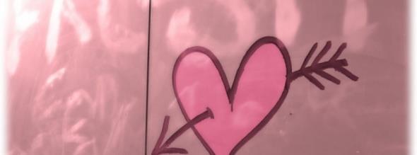 <p><b>Pembe;</b></p>  Romantik pembe ile psikoloji sakinleiyor: Pembe rengi, romantik ve narindir. Ayn zamanda sakinletirici bir etkisi vardr. Aratrmalar gsteriyor ki, pembe insanlar sakinletirmekte ve kalpleri yumuatmaktadr. Bir hapishane de kap ve pencere demirleri pembeye boyandnda mahkumlarn agresif davranlarnn kaybolduu mahede edilmitir. Pembe renkli bir odada, insan sinirlenmek istese bile baarl olamaz. Pembe enerjiyi eken sakinletirici bir rol oynar. Ancak maalesef pembe rengin teskin edici etkileri bazen ksa sreli olabilir".