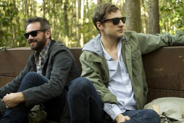 Bu topluluun banda Peder adn verdikleri gizemli bir lider vardr. Balangta dosta karlansalar da tarikatn aslnda hi de iyimser olmad ortaya kar. Belgesel ekimi olarak balayan yolculuk, bir sre sonra canlarn kurtarmak iin katklar bir kabusa dnecektir."