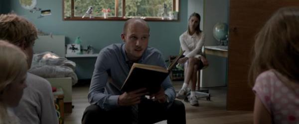 Hicivci filmleriyle tannan ynetmen Alex van Warmerdam`n son yapm, korku filmi numaralarn hatrlatan bir sahneyle yerin altndan dar kartlan bir adamn uyanmasyla balyor.