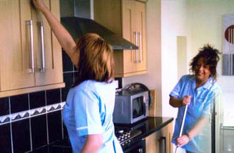 Ev hizmetlerinde ayn kii yannda ay iinde 10 gnden az alanlar adna gnlk kazan alt snrnn yzde 2'si orannda i kazas ve meslek hastal sigortas primi altranlar tarafndan denecek. Bu kiiler hakknda hastalk sigortas hkmleri uygulanmayacak. Bu kiiler, emeklilik ve genel salk sigortas primlerini istemeleri halinde kendileri yatracak. Sresi iinde denmeyen primin denme hakk decek.     Ev hizmetlerinde bir kiiyi ayda 10 gnden az altranlar iveren saylmayacak.  kazas ve meslek hastal olaylarnda, birisini ev hizmetinde altranlar iverenlerin ykmllklerinden muaf olacak.