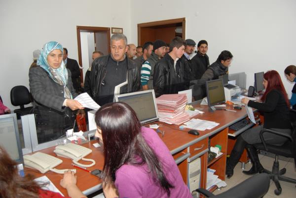 SGK kapsamndaki i yerlerinin 31 Aralk 2013 tarihi ncesine ait denmemi sigorta primi, isizlik sigortas primi, sosyal gvenlik destek primi ve idari para cezas ile eitime katk pay, zel ilem vergisi ve damga vergisi borlarndan 100 TL'yi amayan asli alacaklar ve tutarna baklmakszn bu asllarn gecikme cezas tahsilinden vazgeilecek. 23 Nisan 1999 ile 14 ubat 2005 tarihleri arasnda tabi olduklar personel mevzuatna gre alm olduklar disiplin cezas sonucu memuriyetleri sona erenlerden, memuriyete dnmesi ve prim borlanma hakk kazanmas iin bavuru hakkn kullanmam olanlar, kanunun yrrle girdii tarihten itibaren SGK'ya bavurmalar halinde bu imkandan yararlanabilecek.