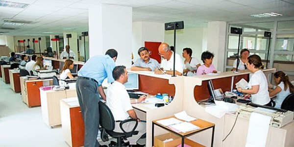 Tasaryla, tapu kadastro alanlar aleyhine balatlacak rcu istemlerine ilikin zaman am sresi belirleniyor. Buna gre, tapu ve kadastro ilemleriyle ilgili olarak, devletin kusursuz sorumluluu sebebiyle yaplan de dolaysyla, ihmali bulunan personel aleyhine balatlacak rcu istemleri, deme tarihinden itibaren 2 yl, zarar yol aan ilemin gerekletirildii tarihten itibaren 10 yln gemesiyle zaman amna urayacak.