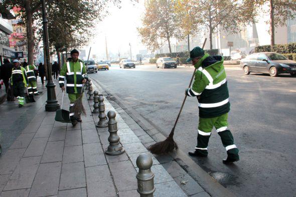 darelerce istihdam edilen personelin yeterli nitelik veya sayda olmamas halinde personel altrlmasna dayal yardmc ilere ilikin hizmetler iin ihaleye klabilecek. Bu kapsamda ihaleye klabilecek yardmc ilere ilikin hizmet trlerini ayr ayr veya birlikte belirlemeye; ii, iveren, memur konfederasyonlar, alma ve Sosyal Gvenlik Bakanl, Hazine Mstearl ve Devlet Personel Bakanl'nn gr ve Maliye Bakanl'nn teklifi zerine Bakanlar Kurulu yetkili olacak.