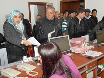 Sosyal gvenlik mevzuat uygulamasndan kaynaklanan davalarda, dava almadan nce SGK'ya mracaat art getirilecek. Yarg yoluna bavurulmadan nce idari aamada uyumazlklarn zlmeye allacak. Hizmet tespit davalarnda, SGK bavuru art aranmayacak.