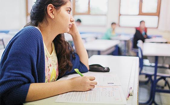 Milli Eitim Bakanl ve SYM'nin merkezi snavlar hakknda alan davalarda hzl yarglama ngrlyor. Merkezi snavlar veya sonularna ilikin dava ama sresi 10 gn olacak. Dava dilekesinin tebliinden itibaren 3 gn iinde savunma yaplacak. Bu sre bir kereliine ve en fazla 3 gn uzatlabilecek. Yrtmenin durdurulmas karar verilemeyecek.