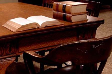 Aralarnda valiler, bykeliler, il emniyet mdrleri, kaymakamlar, bakan yardmclar, genel mdr ve yardmclar gibi st dzey yneticilerin bulunduu, Bakanlklar ve Bal Kurulularda Atama Usulne likin ekli 1 ve 2 sayl cetvellerde gsterilen unvanlar tayan grevliler ile farkl atama usullerine tabi olsalar dahi daire bakan ve st grevlere, sivil memurlar hari kolluk tekilatlarnn kadrolarna aktan, naklen veya vekaleten yaplan atama ve bu grevlerden alnma, bu grevlerle ilgili yer deitirme, greve unvan deiiklii ilemleri hakknda verilen mahkeme kararlarnn gerei, ilgilinin kazanlm hak aylk dereceine uygun baka bir kadroya atanmas suretiyle iki yl iinde yerine getirilecek.