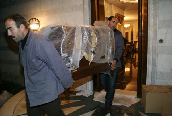 Belediyelerin aleyhine alan icra takip davalarnda tm tanr ve tanmaz mal ve hesaplarna el konulamayacak, sadece gsterilen mal zerinde haciz uygulanabilecek. On gn iinde yeterli mal beyan edilmemesi durumunda yaplacak haciz ilemi alacak miktarn aacak veya kamu hizmetlerini aksatacak ekilde yaplamayacak.