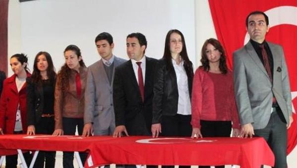 Aday retmenlie atanabilmek iin Milli Eitim Bakanl'nn yan sra SYM'nin yapaca snavda baarl olma art kaldrlyor. Bylece aday retmenlie atanma snavn Milli Eitim Bakanl yapacak. Aday retmenler, bir yl sonunda hem yazl hem szl snava deil, yazl veya szl snava tabi tutulacak.