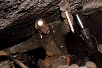 Soma'daki maden kazasnda lenlerin e ya da ocuklarndan birisi, ei veya ocuu yoksa kardelerinden birisi olmak zere, toplam bir kiiye istihdam salanacak. Sz konusu kazada lenlerin SGK'ya olan btn borlar silinecek ve hak sahibine aylk balanacak.