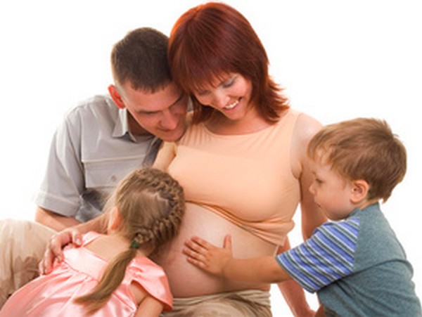 Tasar, Sosyal Sigortalar ve Genel Salk Sigortas Kanunu'ndaki sigortallarn borlanabilecekleri srelere ilikin dzenlemede de deiiklik yapyor. Buna gre, ky ve mahalle muhtarlar ile hizmet akdine bal olmakszn kendi adna ve hesabna bamsz alanlar ile kamu idarelerinde alanlara doum borlanma hakk getirilecek. Ayrca borlanlabilecek ocuk says 2'den 3'e karlacak.