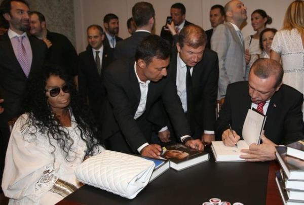 AK Parti'nin cumhurbakan aday olan Babakan Erdoan Hali Kongre Merkezi'nde 'Vizyon Belgesi'ni aklad. Toplantda sanat ve spor dnyasndan da nl isimler yer ald...