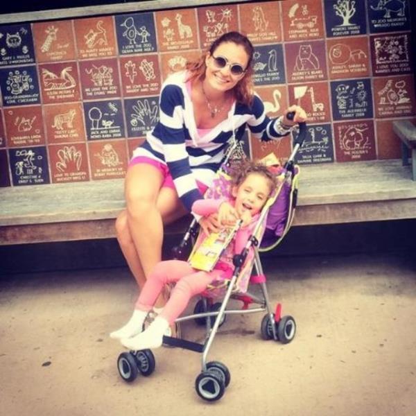 CEYDA DVENC  <br>yi byle. Tek tabanca. Yanmda kzm... Mutluyuz</br>