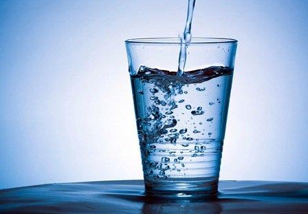 <br><b>Su Her eyin Ba</b></br>  Scak yaz gnlerinde bedene, ihtiyac olan svy vermek ayr bir nem tayor. ftar ve sahur arasnda en az 13 bardak sv tketmeye zen gsterin. lk tercihiniz her zaman su olsun.