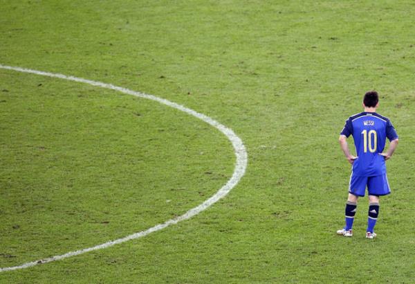 Uzayl, hayallerini 4 yl sonrasna brakt... Messi, bir kez daha Maradona'nn glgesinde kald...