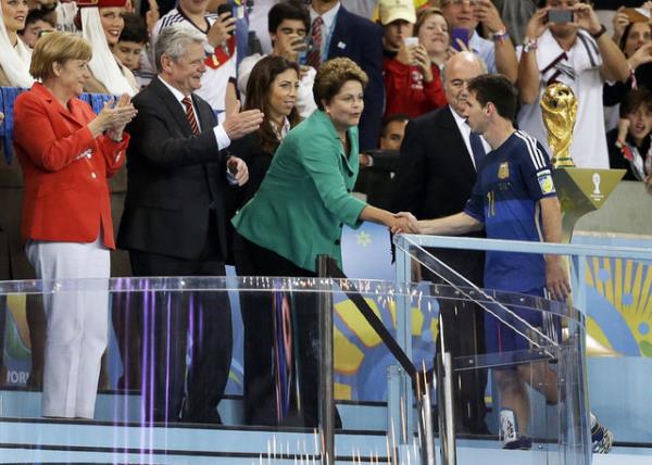 Fakat 'Alman Tank', eyrek finalde 0-0'lk beraberliin ardndan tpk dn gece olduu gibi penaltlarla Arjantin'i elemiti.