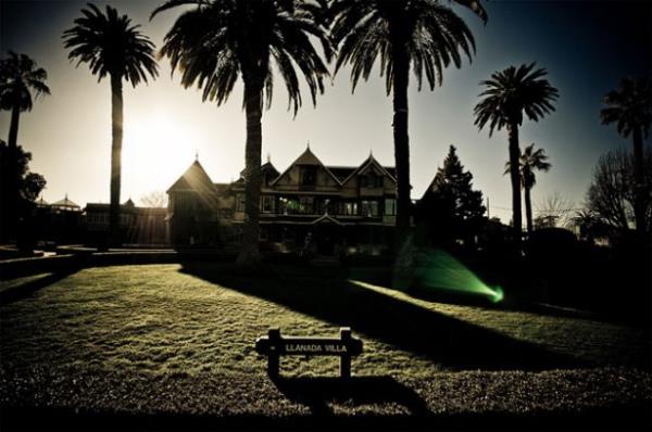 1881 ylnda nl silah reticisi Oliver Winchester'in dul ei, Sarah Winchester, Winchester tfekleri ile vurulan kiilerin ruhlarndan korunmas gerektiine karar verdi. Bir medyum, Sarah'a bu korkusu zerine, Kaliforniya'daki   kkne srekli oda eklemesini, bylece onu kovalayan ruhlardan kaabileceini sylemi