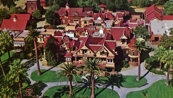 Kulaa olduka garip gelse de, Sarah Winchester bu fikre inanm olacak ki, kkne lene kadar tam 100 oda ve bir o kadar da merdiven ina ettirmi. lmnden sonra, Sarah'n hayaletinin hala kkte olduuna inananlar yok deil. imdilerde bu kk, paranoyann insana neler yaptrabileceini grmek isteyenler iin ziyarete ak!