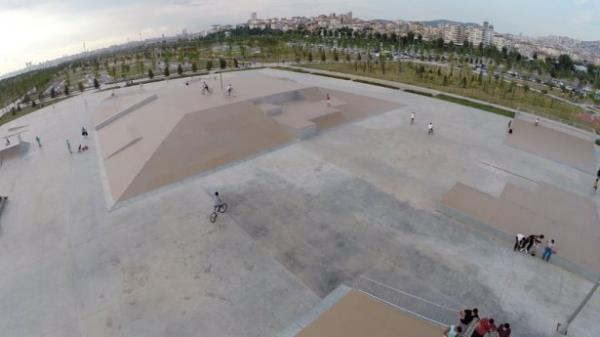 stanbul?un her kesinden Maltepe?de bulunan parka gelen genler sabahn erken saatlerinden gecenin ilerleyen saatlerine kadar hnerlerini sergiliyorlar.