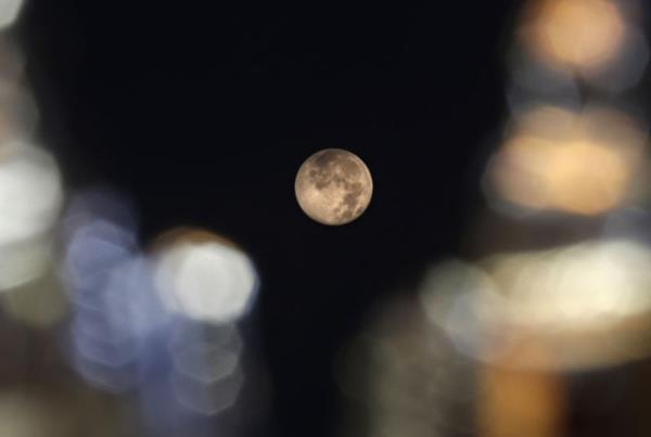 Ayn dnyaya 30 bin mil daha yaklat ve "sper ay" olarak adlandrlan doa olay getiimiz gece gerekleti.