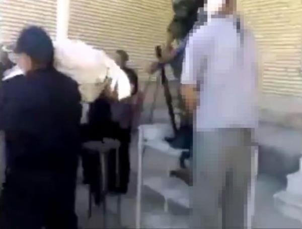 Saniyeler boyunca boynundan iple asl kalan mahkum affedilmesinin ardndan alanda bulunan kiiler tarafndan kurtarld.