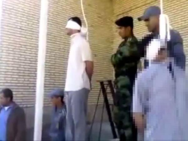 Mahkum, grevliler tarafndan idam sehpasna karld.