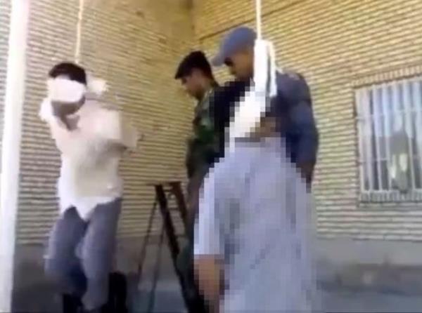 Bir sre sonra blgede bulunan grevlilerden biri mahkumun altndaki idam sehpasn devirdi ve mahkum boazndan ipe aslm ekilde can ekimeye balad.