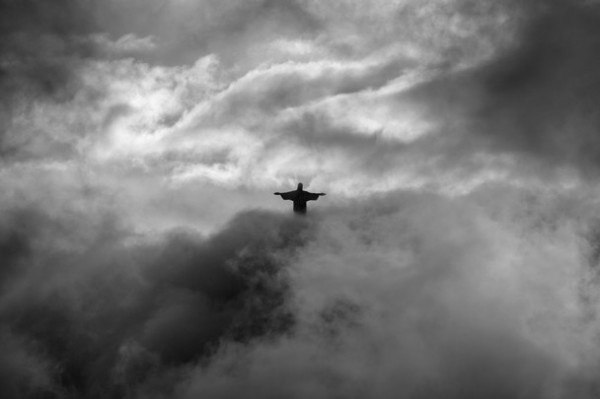 <br><b>A Question of Faith - Bir nan Sorusu</b></br>  Pedro Moura Pinheiro'ya ait bu kare, Rio De Janeiro'daki mehur Christ The Redeemer (Kurtarc sa) heykelinin bulutlu bir gndeki grnts.
