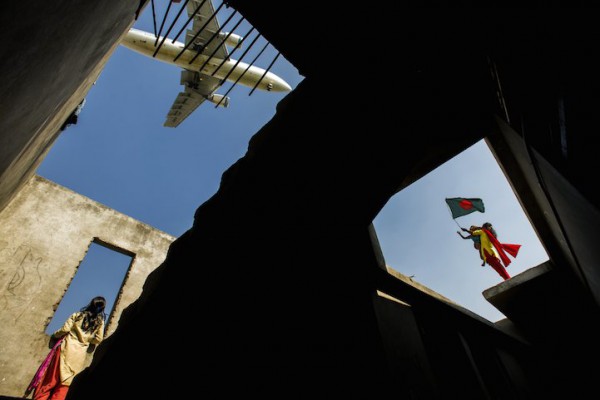 <br><b>Let's Keep Open all the Windows - Btn Pencereleri Ak Tutalm</b></br>  Md Khalid Rayhan Shawon, bu kareyi Banglade'in Zafer Gn'nde, ocuklar uak grp hunharca sevinirken ekmi.