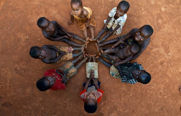 <br><b>Circle Game - Ya Satarm Bal Satarm</b></br>  Mattia Passarini'ye ait bu fotoraf, Demokratik Kongo Cumhuriyeti'nde ekilmi.