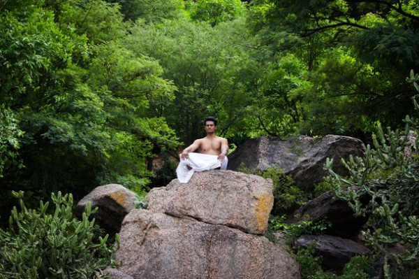 <br><b>Meditating in Ramdevarabetta - Ramdevarabetta'da Meditasyon</b></br>  Nikos Narkissos, bu fotoraf ektikten sonra tepenin adn hala renemediini itiraf etti. Ramdevarabetta tepesi, Hindistan'n Ramanagara blgesinde yer alyor. Rama rama bir eyler.