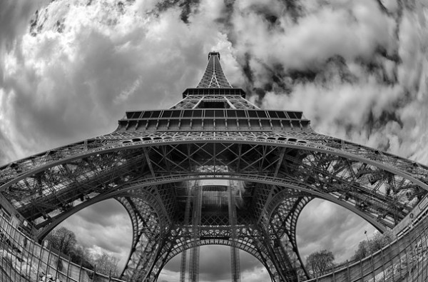 <br><b>Eiffel Tower - Eyfel Kulesi</b></br>  Bruce Thionville, demir leydinin bu fotorafn ok alk olmadmz bir adan gayet gzel fotoraflam. Alk olmadmz fakat bildiimiz bir Eyfel Kulesi. 125 yldr bkmadmz, bkmayacamz bir gzellik.
