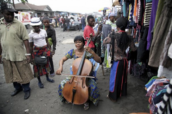 <br><b>Sounds of Joy - Nee Sesleri</b></br>  Felix Masi'nin ektii bu fotoraf, ellist Josephine Mashina'ya ait. Kongo'dan.
