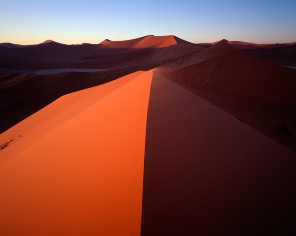 <br><b>Dune 45</b></br>  Richard Young'a ait bu kare, tam bir bilgisayar arka plan. Fotoraf Namibya'daki Namib Naukluft Milli Park'ndan.