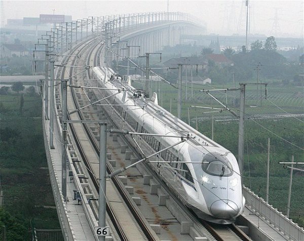 En hzl tren in yapm CRH380A treni, 302 millik hza ulaarak dnya hz rekorunu krmt.