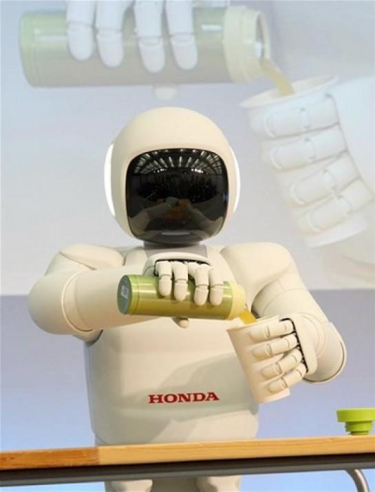 En akll robot Honda&#8217;nn ASIMO adl insans robotu saatte 3.7 mil hzla koabiliyor, futbol topuna vurabiliyor, 10 farkl insan tanyabiliyor ve onlara isimleriyle hitap edebiliyor.