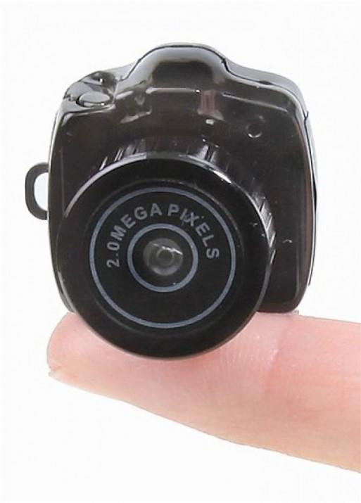 En kk fotoraf makinas Hammacher Schlemmer marka bu minik kamera 14 gr arlnda, 2 megapiksel ve video bile ekebiliyor.