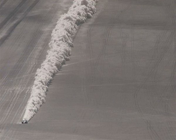 En hzl araba Kraliyet Hava Kuvvetleri'nden bir sava pilotunun kulland Thrust SSC adl, jet yakt yakan otomobil, 1997'de Nevada'da Black Rock lnde ses bariyerini am ve 763 millik hza ulamt.