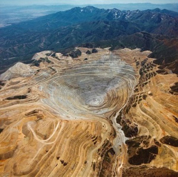 En byk kaz Utah, Salt Lake City'de bulunan Bingham Kanyonu Madeni neredeyse bir mili bulan derinlii ve en geni noktasnda 2,75 mili bulan genilii ile imdiye kadar kazlm en byk maden. 1863 ylndan beri buradan 19 milyon tonluk bakr kartld.