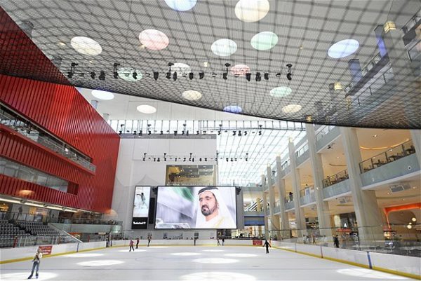 En byk alveri merkezi 2000 km. karelik bir alan kaplayan Dubai Alveri Merkezi'nin iinde dev bir akvaryum, buz pateni pisti, 120 adet restoran ve 14.000 arabalk bir otopark bulunuyor.