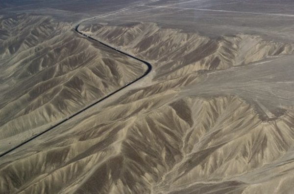 En uzun karayolu Panamerika Karayolu, 29,800 mil boyunca uzanarak, Alaska ile Arjantin'i birbirine balyor.