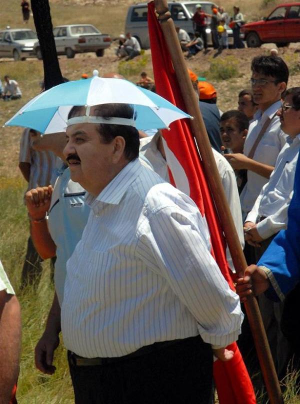 Kendi yntemleriyle scakla are arayan vatandalar olduka ilgin grntler oluturuyor. "ba serin tut"mann derdiyle kimi kafasnda buz kalb tarken, kimi de yapt deiik apkalarla objektiflere byle taklyorlar.