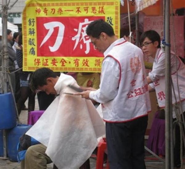 Masr, elindeki bir ift satrn keskin ularyla mterisine vurarak masaj uyguluyor.