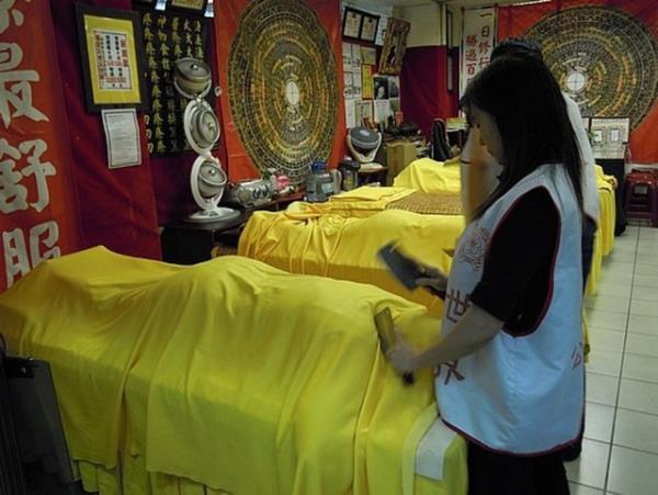 Biraz vahi grnse de, bu masaj kesinlikle "kan" barndrmyor.