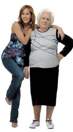 Asena ismiyle tandmz nl oryantal Onur akmak babaannesi Nuriye Hanm ile birlikte...