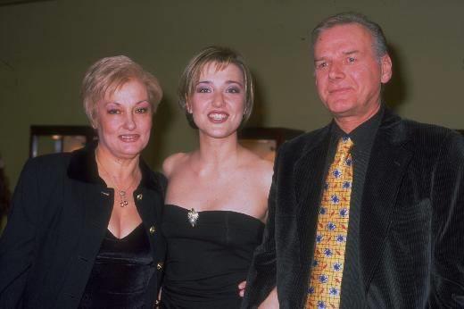 BERNA LAN nl oyuncu ve sunucu Berna Lain annesi ve babasyla birlikte