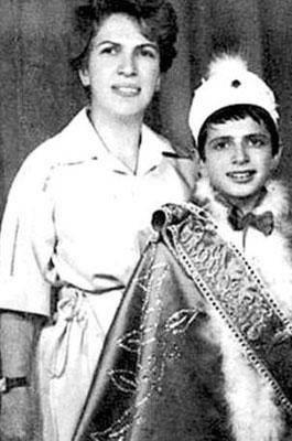 TEOMAN 'Mzii braktm' aklamasnn ardndan fazla ortalarda grnmeyen nl arkc Teoman annesiyle birlikte.