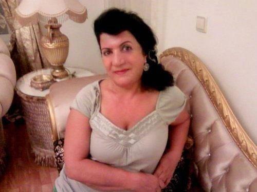 Deniz'in annesi Kadriye hanm, son gnlerde zellikle sanatlar arasnda ska kullanlan sosyal paylam sitesi Twitter'da kendisine bir sayfa aarak olunun doum gnn sayfas aracl ile kutlamt.