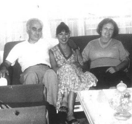 SEZEN AKSU Sezen Aksu babas Sami Bey ve annesi ehriban Hanm ile birlikte grlyor.