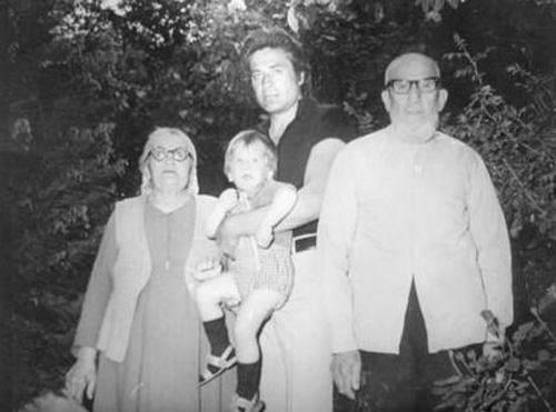 CNEYT ARKIN Yeilam'n efsanevi oyuncusu Cneyt Arkn olarak tannan Fahrettin Creklibatur annesi Halise Hanm babas Hac Yakup Bey ve olu Murat ile birlikte.