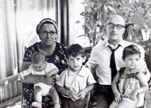 OKAN BAYLGEN nl ovmen Okan Baylgen'in aile albmnden... Baylgen fotorafta anneannesi, dedesi ve kuzenleriyle birlikte grlyor.